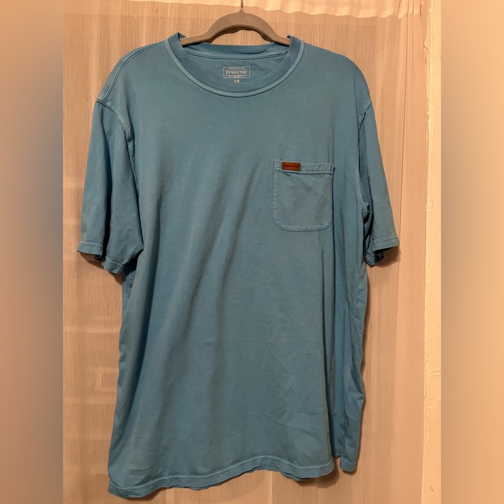 🎉Men’s size large Pendleton Tshirt with pocket